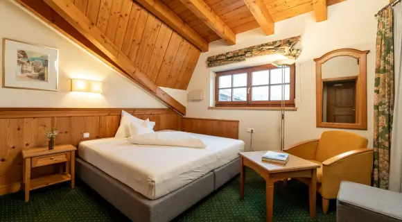 Einzelzimmer im Zentrum von Zell am See ✓ 18 m² ✓ Bett mit 180 cm ✓ Dusche oder Badewanne ✓ Frühstück ► Jetzt buchen!