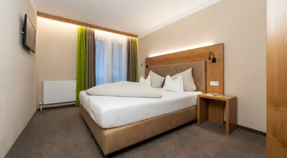 Junior Suite mit Balkon in Zell am See ✓ 40 m² ✓ renoviert ✓ bis 4 Personen ✓ Dusche ✓ Doppelwaschbecken ► Jetzt buchen!