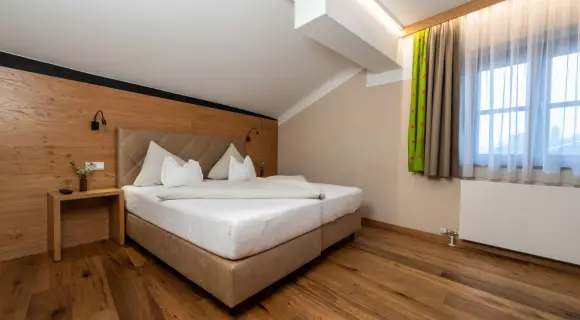 Junior Suite in Zell am See ✓ 40 m² ✓ bis 4 Personen ✓ Bad mit Dusche ✓ Doppelwaschbecken ✓ zentral ► Jetzt buchen!